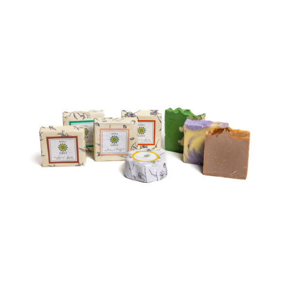 Découvrez toute notre gamme de savons faits à la main dans ce coffret. Vous trouverez 8 différents savons à utiliser avec nos éponges et accessoires pour le corps. Lavande Café et tilleul Miel et Vanille Camomille Romarin Amande Avoine Calendula