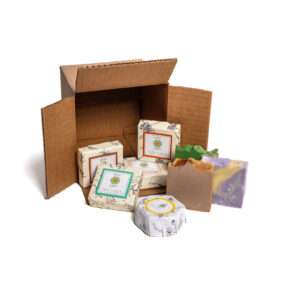 Découvrez toute notre gamme de savons faits à la main dans ce coffret. Vous trouverez 8 différents savons à utiliser avec nos éponges et accessoires pour le corps. Lavande Café et tilleul Miel et Vanille Camomille Romarin Amande Avoine Calendula