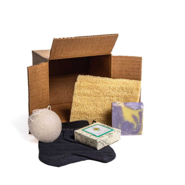 Dans ce coffret, vous trouverez 5 articles essentiels pour prendre soin de votre corps. Allant de l'éponge de konjac pour le visage, l'éponge de luffa pour nettoyer le corps, le gant exfoliant noir pour une exfoliation complète de la peau ainsi que deux savons variés à utiliser avec nos accessoires. 1 Éponge Konjac Blanc 1 Éponge Luffa 15cm 1 Gant noir Exfoliant 1 savon avec odeur 1 savon sans odeur