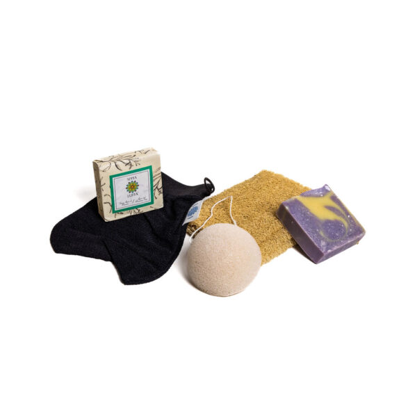 Dans ce coffret, vous trouverez 5 articles essentiels pour prendre soin de votre corps. Allant de l'éponge de konjac pour le visage, l'éponge de luffa pour nettoyer le corps, le gant exfoliant noir pour une exfoliation complète de la peau ainsi que deux savons variés à utiliser avec nos accessoires. 1 Éponge Konjac Blanc 1 Éponge Luffa 15cm 1 Gant noir Exfoliant 1 savon avec odeur 1 savon sans odeur