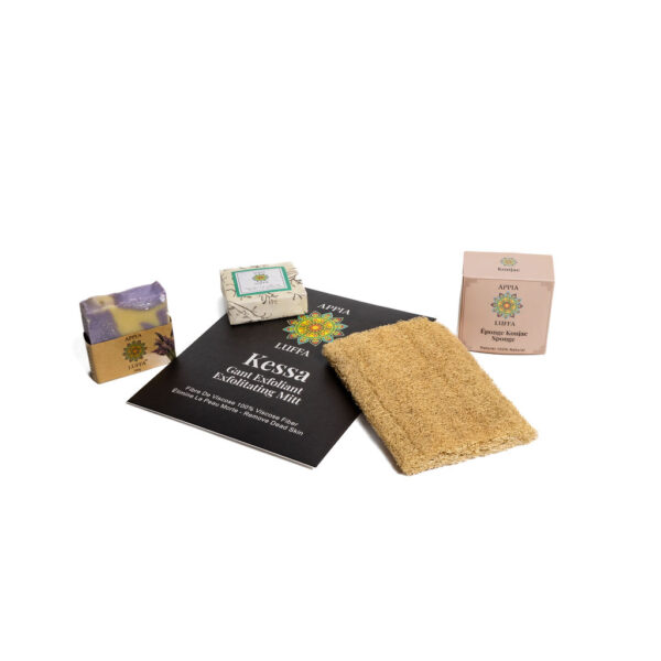 Dans ce coffret, vous trouverez 5 articles essentiels pour prendre soin de votre corps. Allant de l'éponge de konjac pour le visage, l'éponge de luffa pour nettoyer le corps, le gant exfoliant noir pour une exfoliation complète de la peau ainsi que deux savons variés à utiliser avec nos accessoires. 1 Éponge Konjac Blanc 1 Éponge Luffa 15cm 1 Gant noir Exfoliant 1 savon avec odeur 1 savon sans odeur