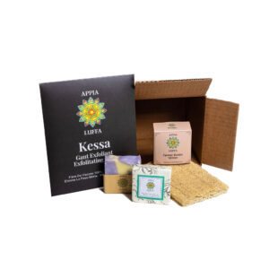 Dans ce coffret, vous trouverez 5 articles essentiels pour prendre soin de votre corps. Allant de l'éponge de konjac pour le visage, l'éponge de luffa pour nettoyer le corps, le gant exfoliant noir pour une exfoliation complète de la peau ainsi que deux savons variés à utiliser avec nos accessoires. 1 Éponge Konjac Blanc 1 Éponge Luffa 15cm 1 Gant noir Exfoliant 1 savon avec odeur 1 savon sans odeur